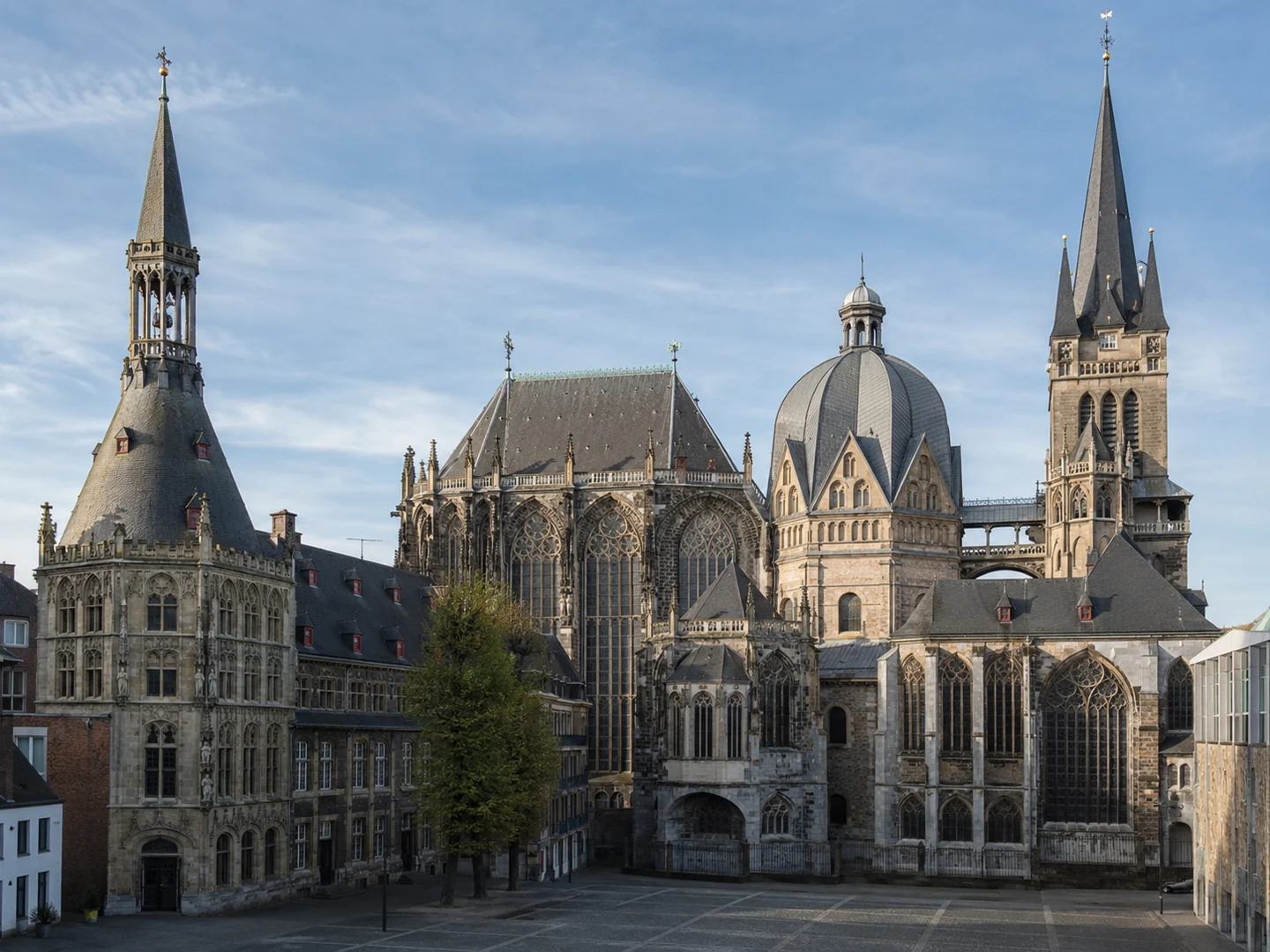 Aachener Dom und Rathaus bei Tageslicht