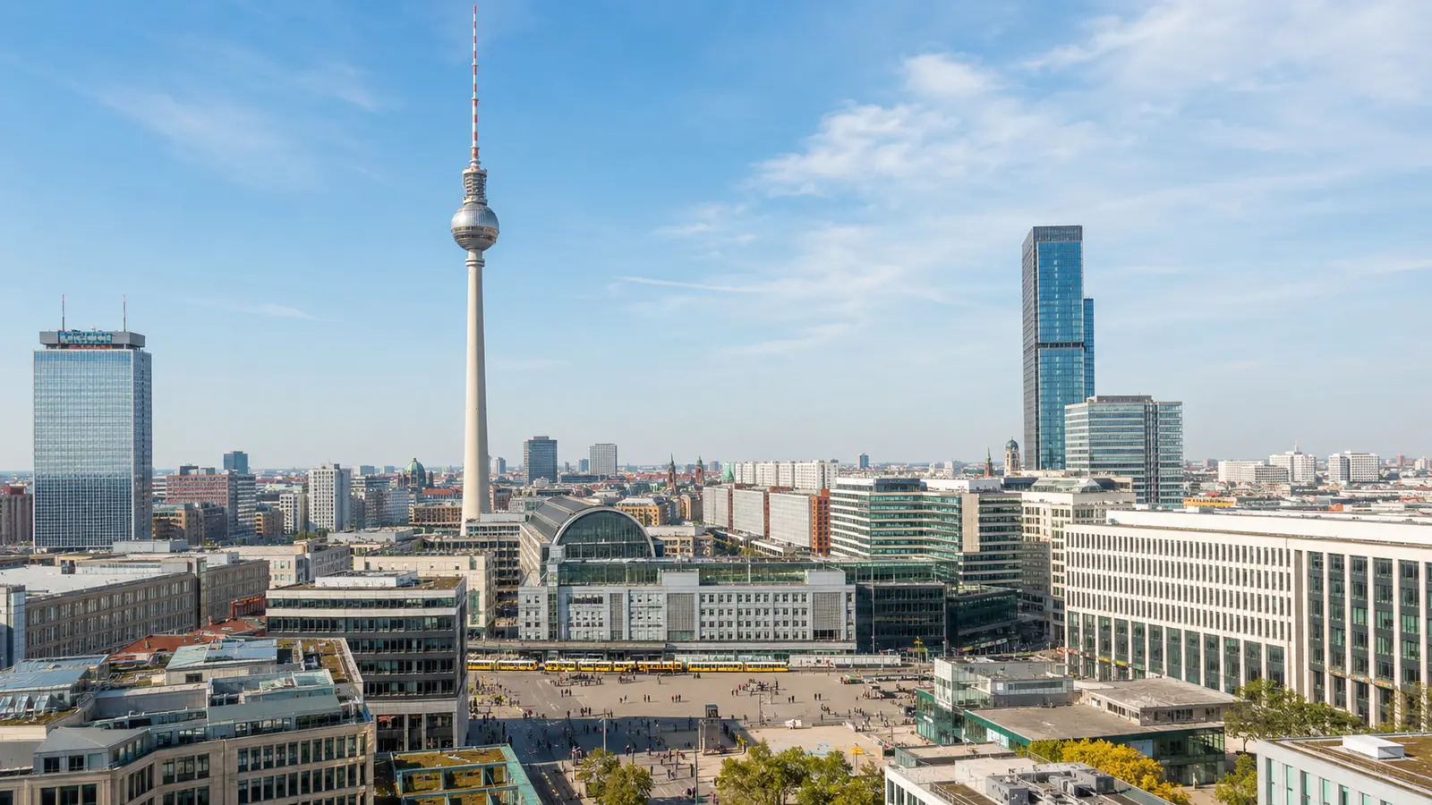 Alexanderplatz mit Fernsehturm und moderner Berliner Skyline