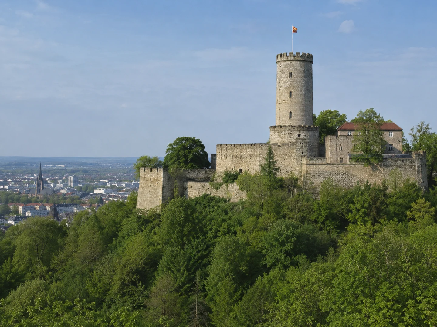 Sparrenburg über den grünen Dächern Bielefelds