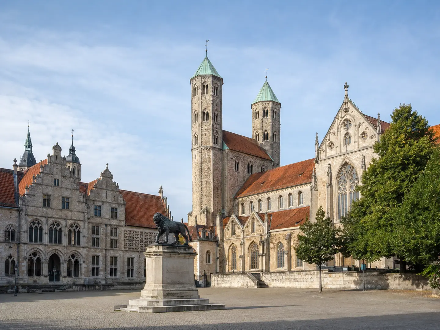 Burgplatz in Braunschweig mit Dom, Burg Dankwarderode und Löwenstandbild