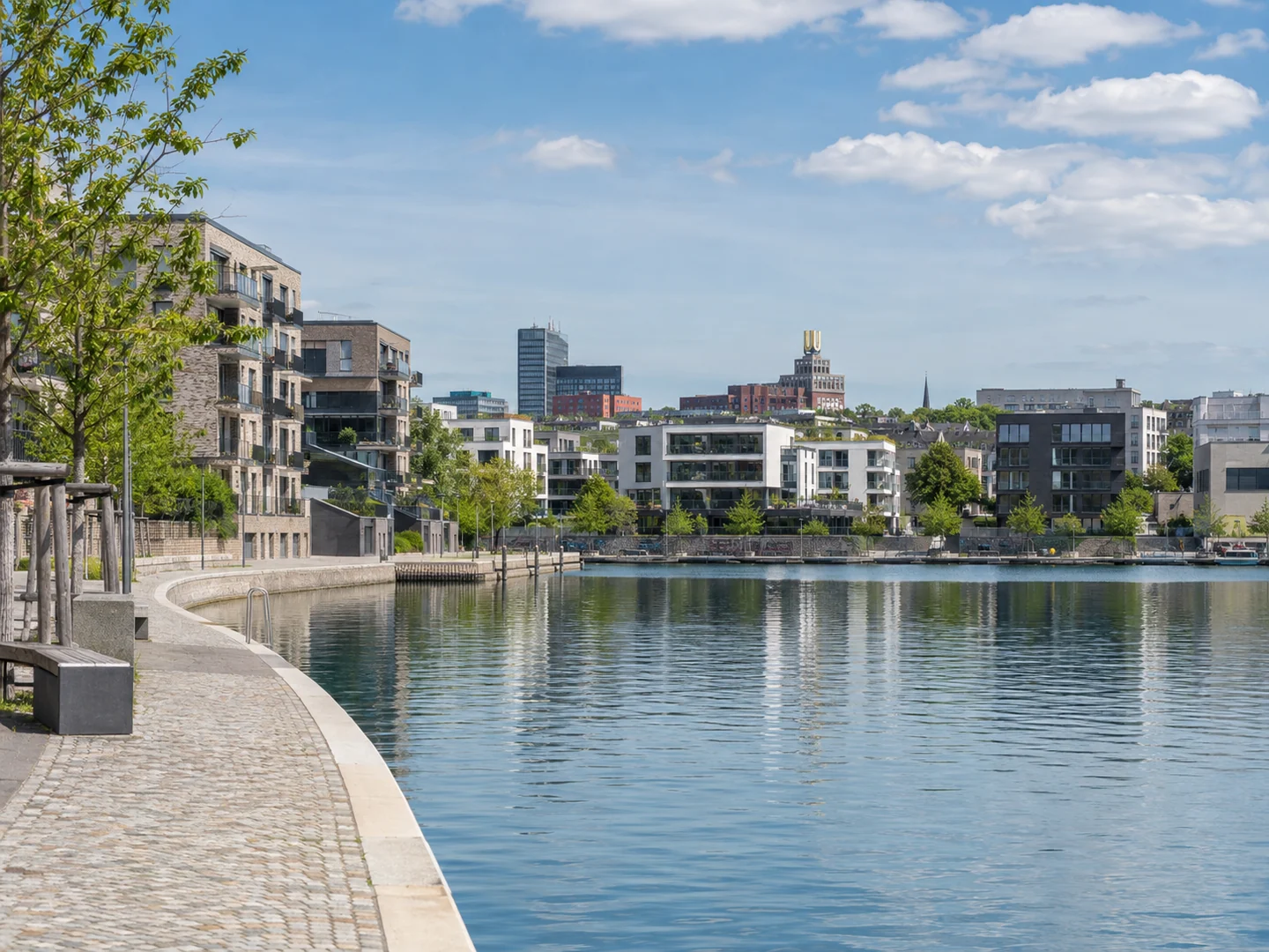Phoenix See mit moderner Uferbebauung in Dortmund
