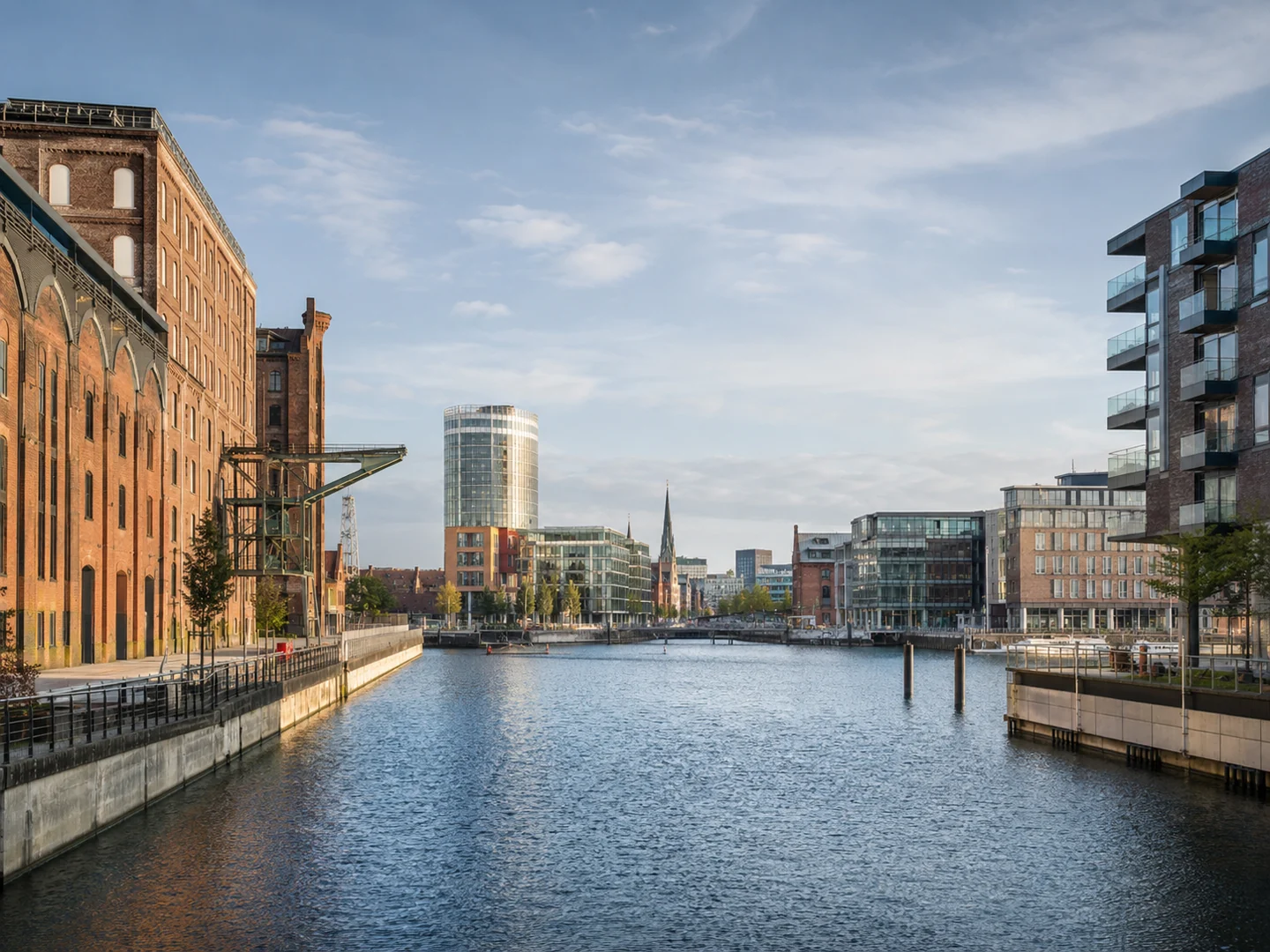 Duisburger Innenhafen mit Backstein- und Glasarchitektur