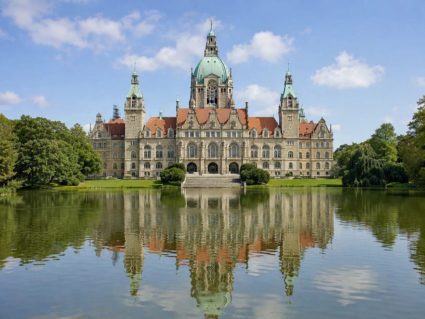 Neues Rathaus am Maschteich in Hannover als Wahrzeichen Niedersachsens