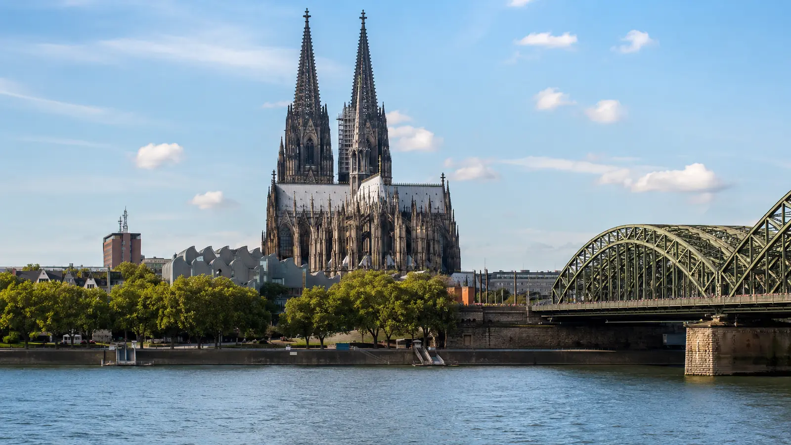 Kölner Dom mit Rhein und Hohenzollernbrücke
