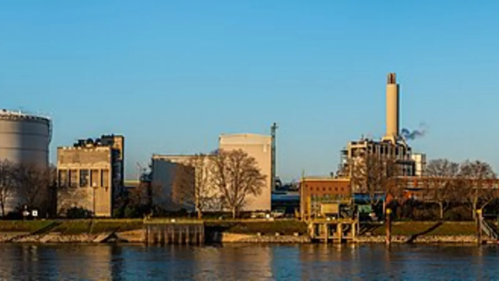 Rheinpromenade und Stadtpanorama in Ludwigshafen am Rhein