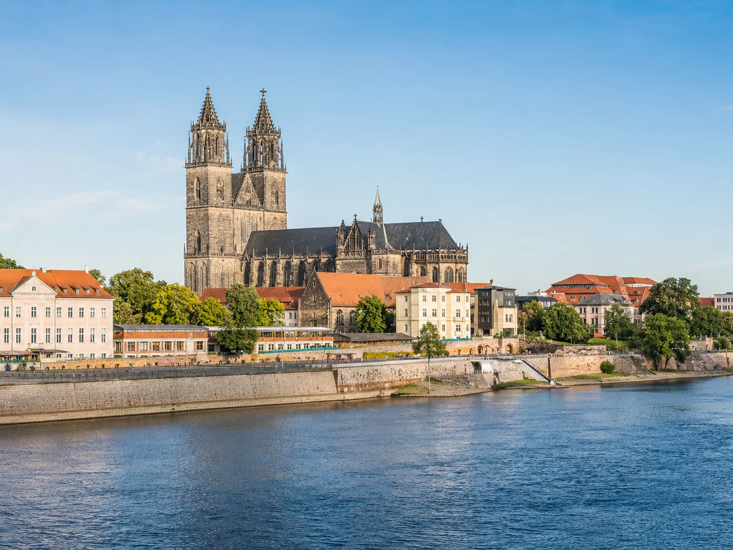 Magdeburger Dom an der Elbe als Wahrzeichen Sachsen-Anhalts