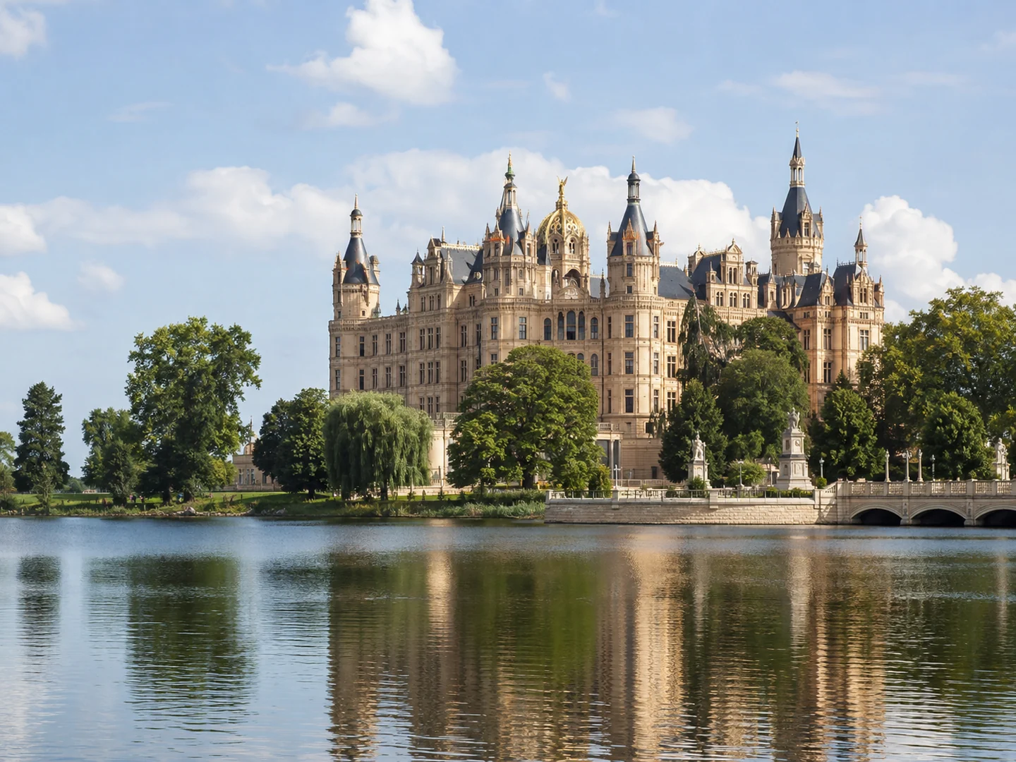 Schweriner Schloss am See als Wahrzeichen Mecklenburg-Vorpommerns